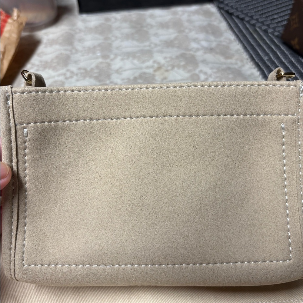discontinued LV toiletry 19 pouch - Picture 12 of 15